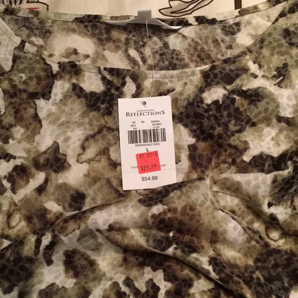 Ladies top light and slimming style - Picture 2 of 3